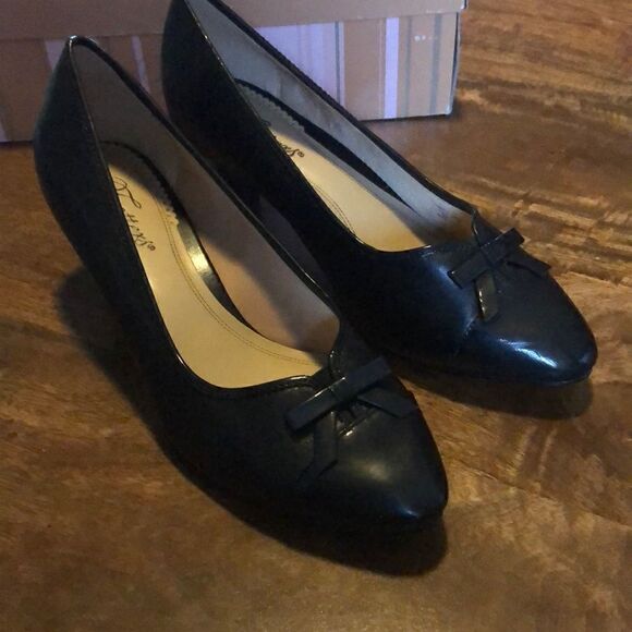 TROTTERS Black Leather Tortoise Patent Captoe and Bow NADIA Heels size 8 Wide - Picture 1 of 9
